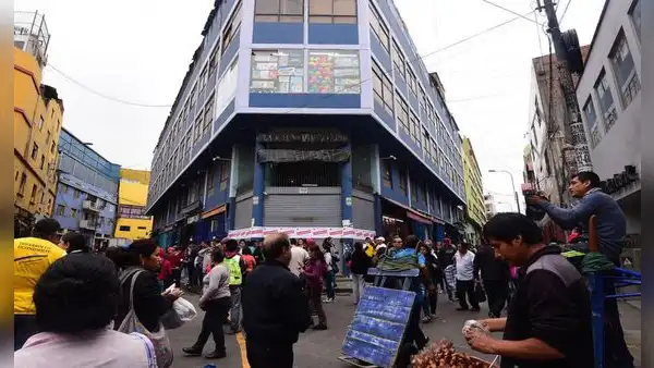 Centro de Lima: almacenes informales siguen funcionando pese a peligro de un incendio
