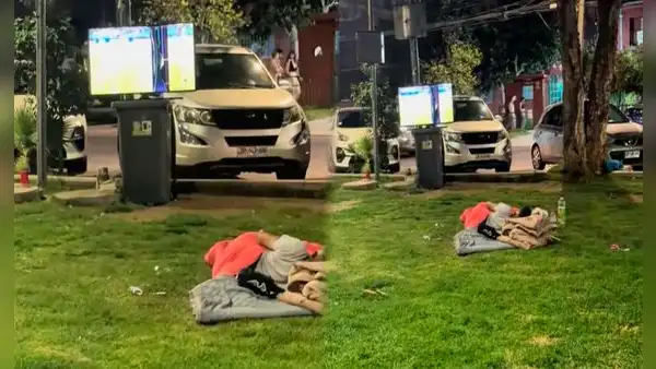 Joven conecta un televisor roto en plena calle para ver el partido de fútbol y en redes bromean: “Prioridades son prioridades”