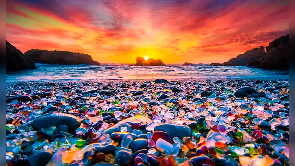 Esta es la playa más peculiar de California: era depósito de desechos y ahora la visitan por "ser de cristal"