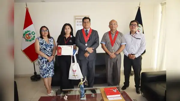 Entregan diploma de reconocimiento a la ganadora del Concurso Ensayo Jurídico de Secigristas 2025