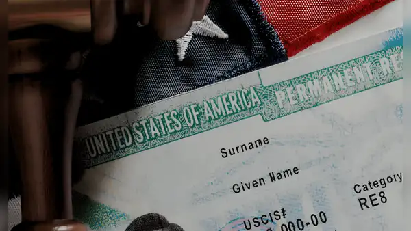 Más obstáculos para inmigrantes con Green Card: casos en que residentes permanentes pueden ser deportados al regresar a EEUU