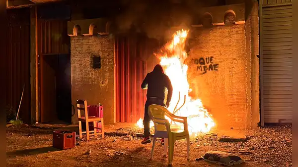 Vecinos incendian local nocturno en Puno tras acusar a trabajadores de robar S/1.800 a un cliente