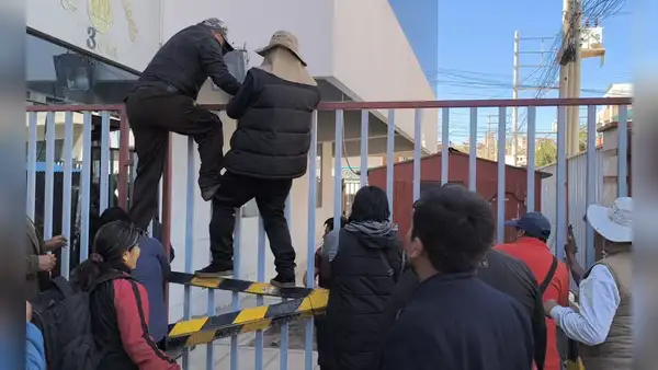 Alumnos se enfrentan al rectorado de la Universidad Néstor Cáceres de Juliaca: se reportan 4 heridos