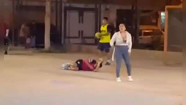 Mujer entra al campo de juego para defender a su pareja tras golpe de rival y las redes estallan: “Eso si es amor”