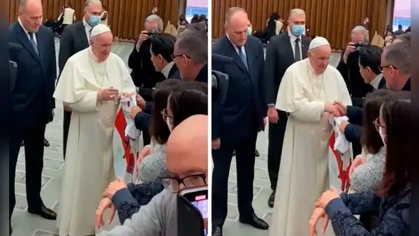 La vez que la Blanquirroja llegó al Vaticano: Gianluca Lapadula entregó la camiseta de Perú al papa Francisco