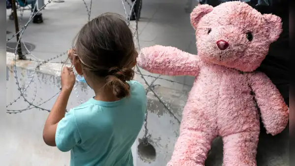 Niña de 4 años enfrenta sola juicio de deportación sin abogado tras suspensión de fondos por Trump: compareció con su peluche rosa
