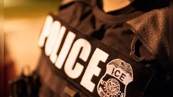 Mujer de 52 años se viste de agente ICE y falsifica credencial para atrapar a esposa de exnovio: enfrentará cargos por secuestro