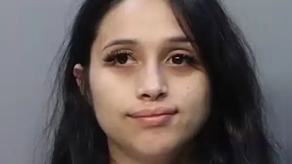 Liberan bajo fianza a mujer arrestada en Florida por mensaje de auxilio del hijo de su novio: fue acusada de abuso infantil