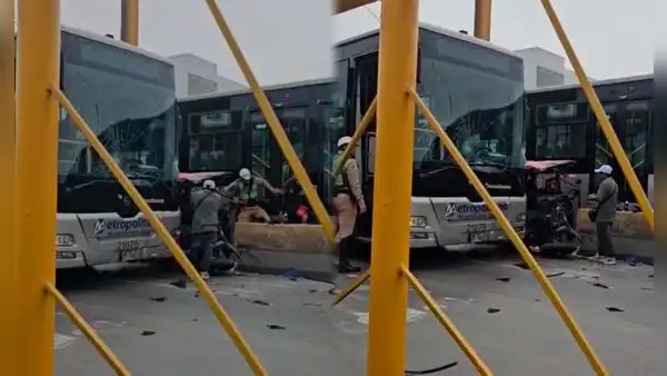Mototaxi termina destruida tras fuerte choque con bus del Metropolitano cerca de estación Caquetá