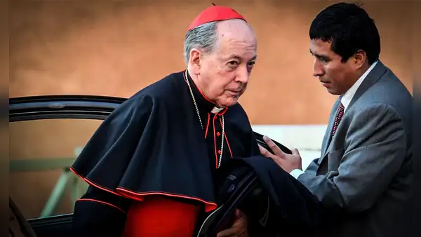 Cipriani sigue en Roma y participa de actividades previas al Cónclave con ropa de cardenal cuando lo tiene prohibido