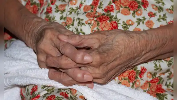 Adulta mayor fingió estar muerta para sobrevivir a brutal ataque dentro de su propia casa, en Colombia: agresor sería vecino de la víctima