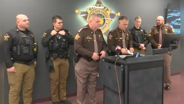 Malas noticias para inmigrantes en EEUU: gobernador de este estado firma nueva ley que exige a los sheriffs notificar a ICE sobre indocumentados
