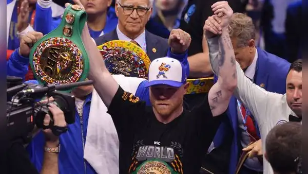 'Canelo' Álvarez derrota a William Scull y se corona como campeón supermediano indiscutible