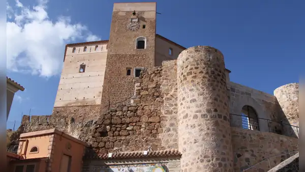 Así es el castillo medieval de Valencia construido entre dos ríos y sobre un volcán que guarda siglos de historia y vistas imponentes