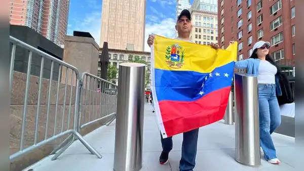 Venezolanos en Nueva York realizan plegaria silenciosa para extender el TPS y evitar la deportación de Estados Unidos