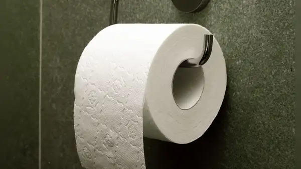 El eterno debate sobre cómo colgar el papel higiénico resuelto por una patente histórica. ¿Qué método es el más higiénico?