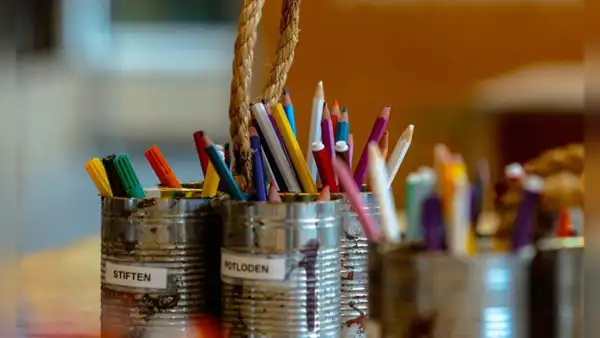 ¿Tienes lápices de colores viejos en casa? Esto es lo que valen ahora y para qué puedes usarlos