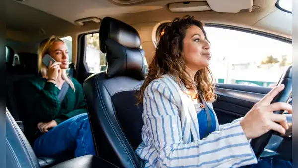 La ley de tránsito de Gavin Newsom que causa confusión entre los conductores de California: multas superan los US$100 dólares