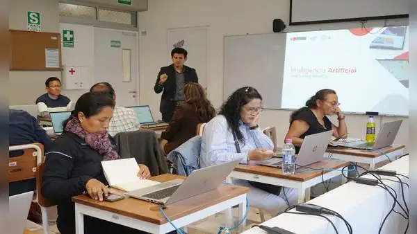 Capacitación en inteligencia artificial para 87,000 docentes en Perú: ¿en qué consiste y cómo impactará la educación?