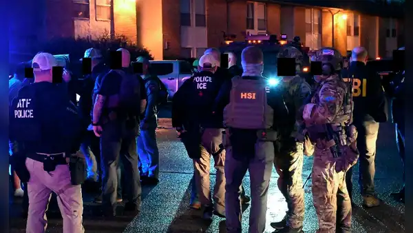Nuevo golpe de ICE en EEUU: agentes arrestaron a más de 400 inmigrantes durante una redada en esta ciudad