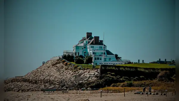 Alerta por hallazgo de restos humanos cerca de la mansión de Taylor Swift en Rhode Island: ya son 13 casos en EEUU