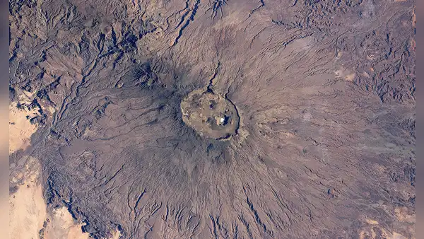 Un astronauta descubre desde el espacio un misterioso lago oculto y rastros antiguos de lava en un supervolcán en el desierto