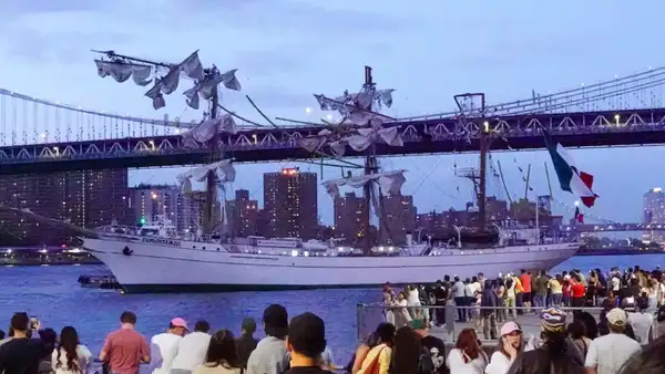 Video del preciso instante en que choca el Buque Cuauhtémoc con el Puente de Brooklyn y deja 2 muertos en Nueva York