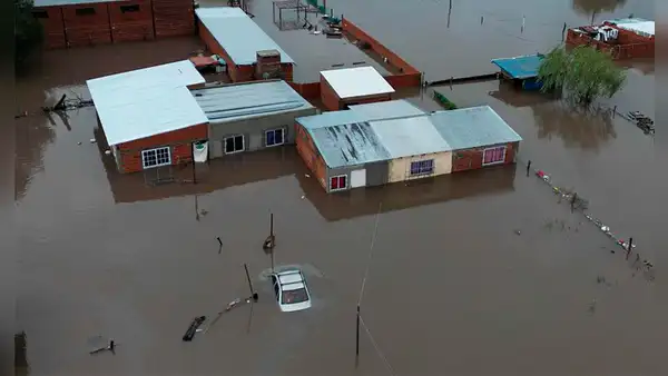 Fuertes lluvias en Argentina provocan que casas queden bajo el agua, haya más de 3.000 evacuados y 3 personas desaparecidas