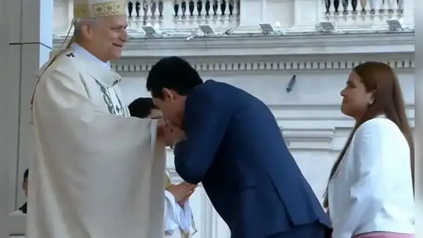 Pareja de peruanos sorprendió al Papa León XIV durante ceremonia de asunción en el Vaticano: así fue su reacción
