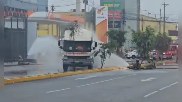 Fuga de gas en camión cisterna entre av. Nicolás Arriola y Canadá, en La Victoria: 4 unidades de bomberos en la zona