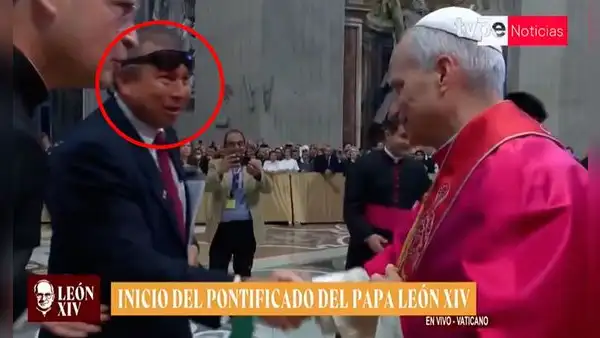 Cónsul adjunto del Perú en Roma recibe críticas al saludar al papa León XIV con lentes en la frente