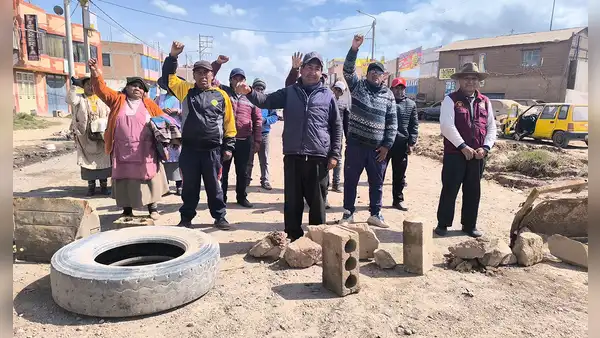 Pobladores bloquean vía Juliaca - Lampa tras 20 años de espera por asfaltado