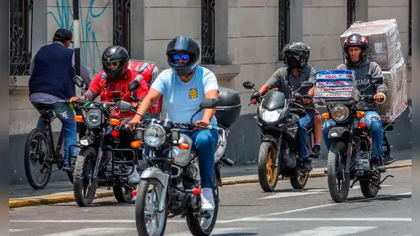 Motociclistas peruanos deberán evitar este color en chalecos con placa tras nueva norma del MTC
