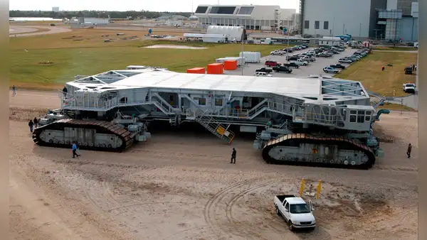 El monstruo de 3.000 toneladas que utiliza 625 litros de diésel para recorrer solo 1 km: un camión que mueve cohetes a 5 km por hora con precisión milimétrica