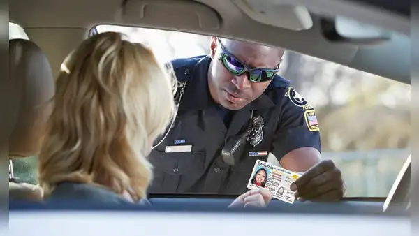 California: Gavin Newsom firma ley que suspenderá la licencia de conducir a quienes cometan esta falta al volante en 2025