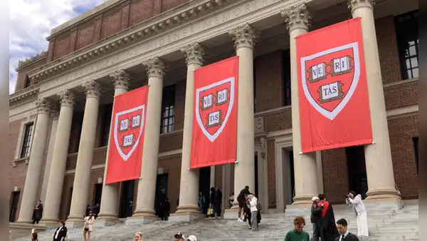 Gobierno de EEUU otorga 30 días a Harvard para evitar pérdida de visas y fondos tras advertencia federal