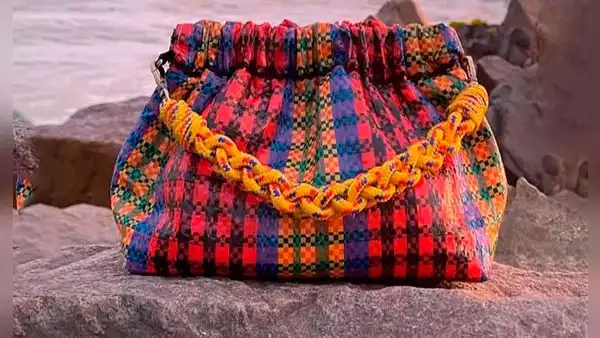 ¿Último grito de la moda? Peruanos quedan en shock por exorbitante precio de carteras fabricadas con bolsas de mercado