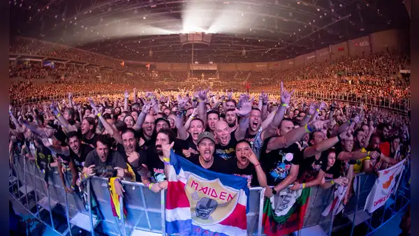Iron Maiden rompe con la era digital y logra un concierto sin celulares grabando en pleno 2025