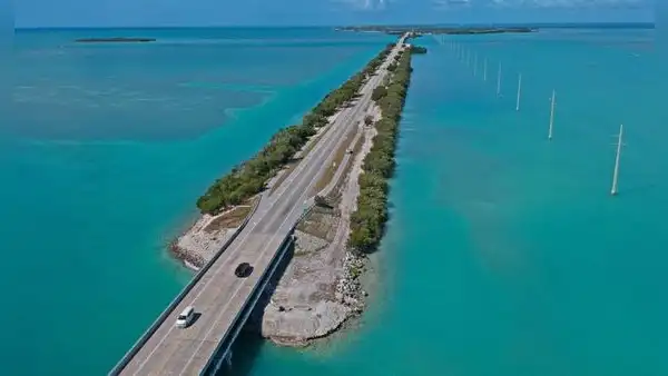 Esta es la autopista flotante de 180 kilómetros sobre el mar que conecta 44 islas en Estados Unidos