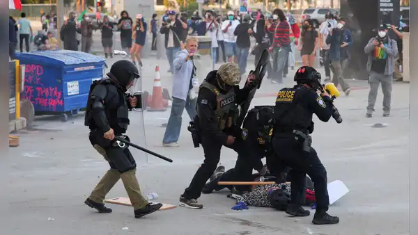 Se agrava la situación en Los Ángeles con redadas de inmigración: ICE ataca con granadas aturdidoras y bombas de humo
