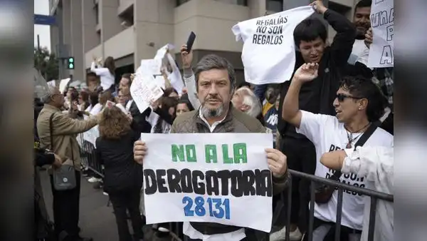 El plantón y una protesta que reúne a cientos de artistas
