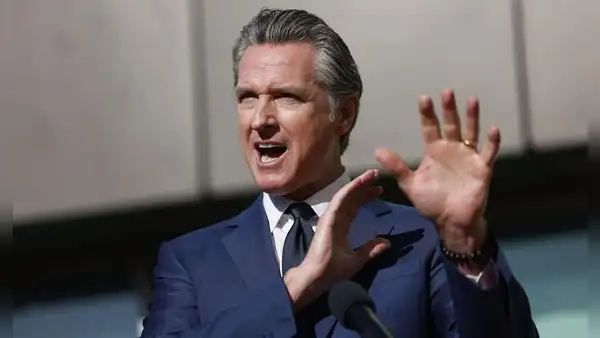 Legisladores demócratas le dan la espalda a Gavin Newsom tras plan para excluir a inmigrantes de Medi-Cal