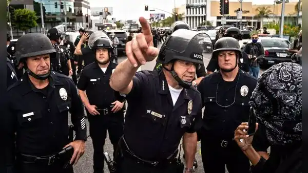 Policía de Los Ángeles criminalizó las protestas y amenazó con arrestar a quienes la sigan: "Declaro que esta reunión es ilegal"