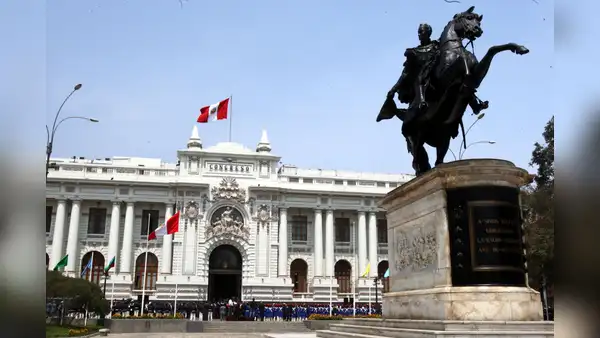 Congreso aprueba ley que cambia el nombre de Plaza Bolívar a Plaza de la Constitución