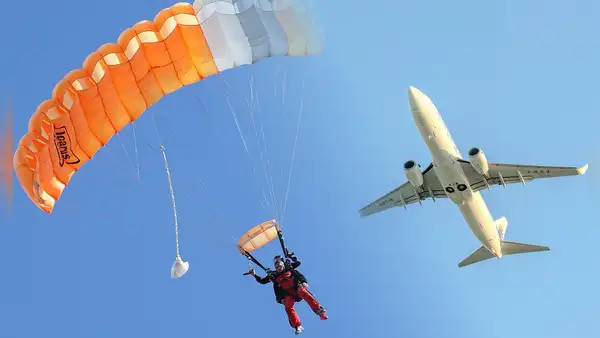 Un ingeniero aeroespacial explica por qué no hay paracaídas en los aviones: es algo imposible