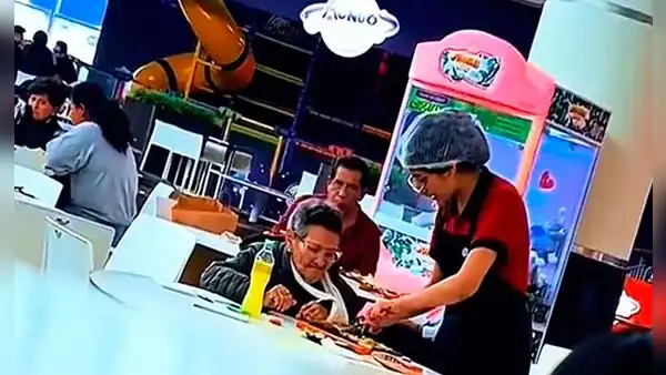 Captan a mesera ayudando a comer a adulta mayor que llegó sola a un mall y aplauden su gesto: “Por más peruanos así”