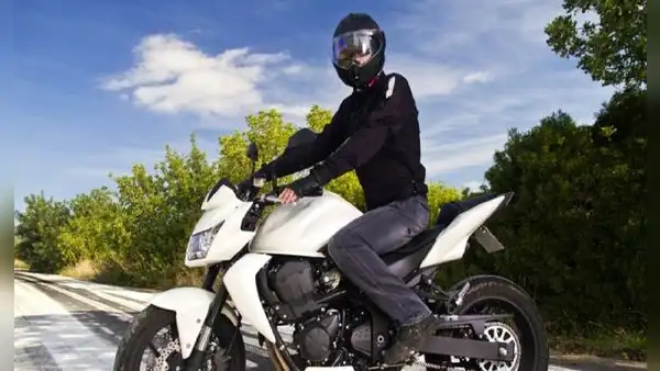 Tips clave de seguridad para manejar una moto en zonas urbanas con alto tensito vehicular y evitar accidentes