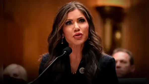 Kristi Noem, secretaria del DHS, es trasladada de emergencia en ambulancia a un hospital de Washington por una reacción alérgica
