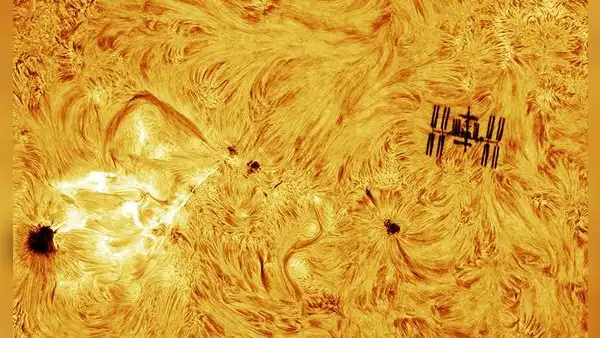 La Estación Espacial Internacional fue fotografiada mientras estalla una llamarada solar en un momento perfecto