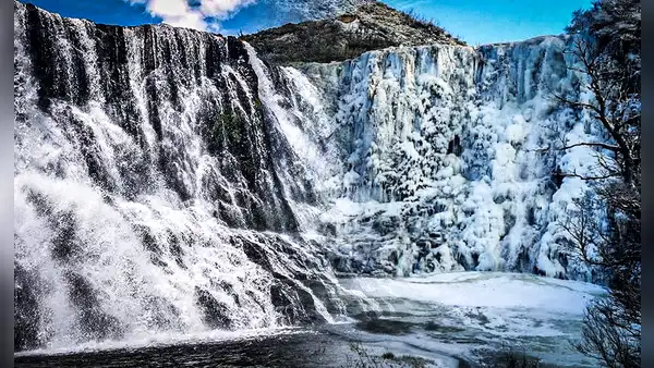 Las fuertes imagenes que dejó el frío extremo en Argentina: congeló una cascada de 30 metros